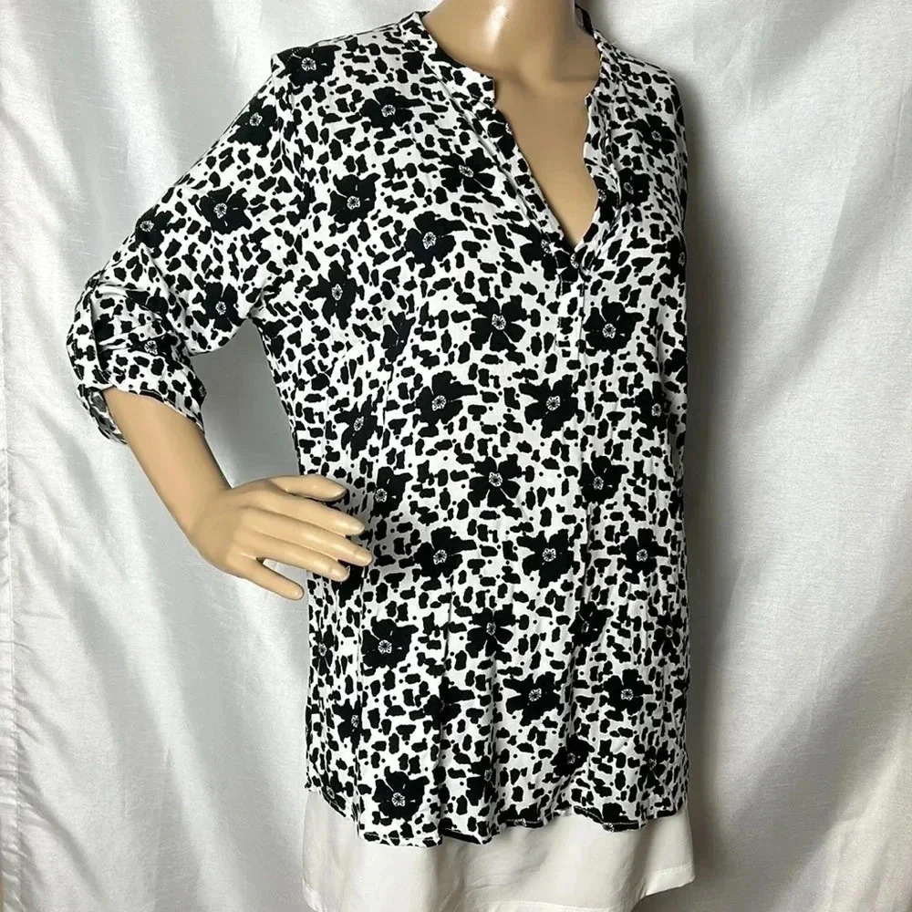 ILANCO NWT black & white abstract floral,  v neck , tie strap cuffs, hi low